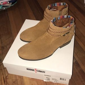 NWOT Minnetonka Moccasins Dixon Boot
